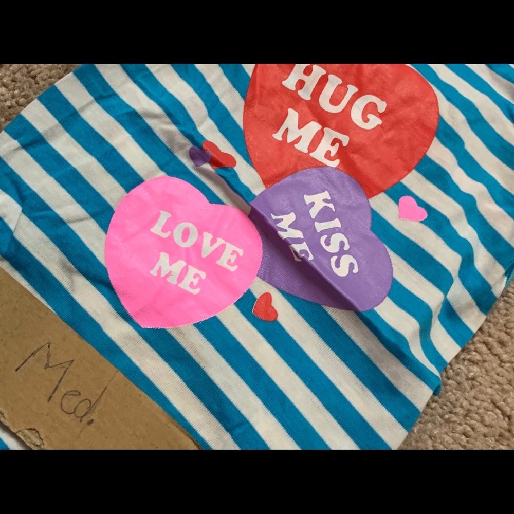 Medium Hug Me, Kiss Me, Love Me Pet Tee